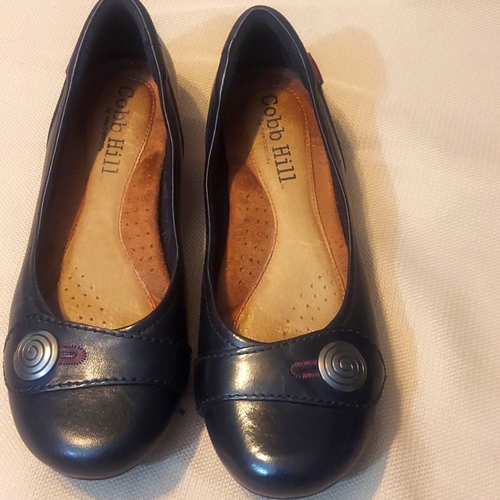 Cobb Hill 6.5N Emma-style Flat Shoes, Black Leather with Silver-colored Button